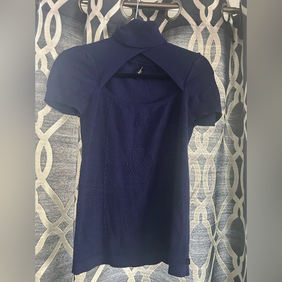Foxy Tops - Short Sleeve Twist-Back Knit Top in Navy
